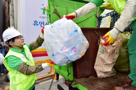 염태영시장이 재활용쓰레기를 수거해 수거차량에 싣고 있다. / 사진제공=수원시