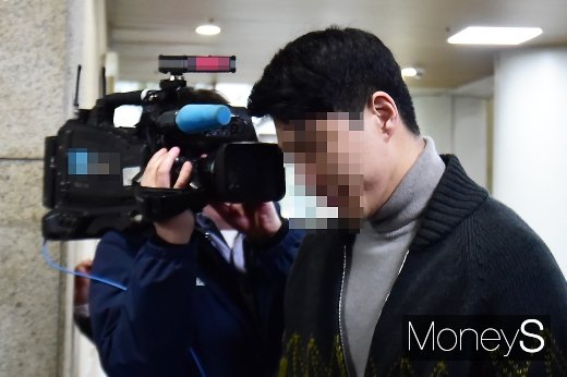 마약 투약 및 조직적 유통 의혹을 받고 있는 ‘버닝썬’ 이문호 대표(29)에 대한 영장실질심사(구속 전 피의자 심문)가 19일 서울 서초동 서울중앙지방법원에서 열린 가운데 이 대표가 취재진을 피해서 법정에 들어서고 있다. /사진=임한별 기자