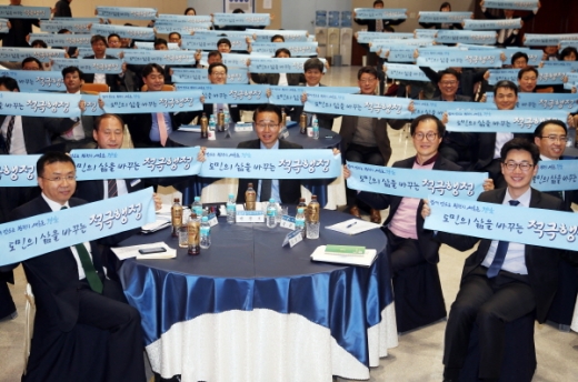 경상남도가 지난 19일 도청 대회의실에서시도 최초 ‘찾아가는 사전 컨설팅 감사’ 등을 시행하는 적극행정 지원 실천 다짐대회를 개최했다./사진제공=경남도