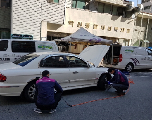 넥센타이어가 종합복지관을 이용하는 장애인 및 지역 주민을 대상으로 타이어 무상점검 캠페인을 진행한다./사진제공=넥센타이어