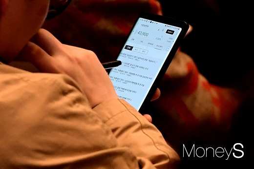 [머니S포토] 제50회 삼성전자 주총, 거래 현황 살피는 주주