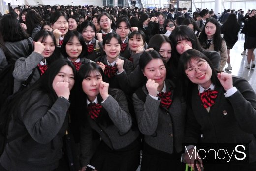 [머니S포토] '오늘 면접 파이팅!'