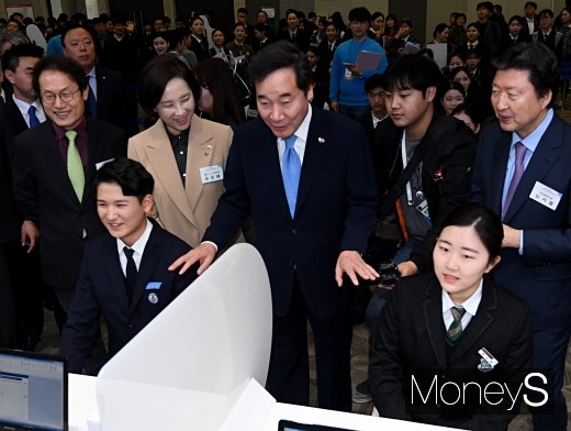 [머니S포토] 학생들 격려하는 이낙연 국무총리
