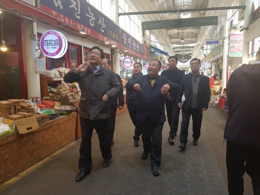 부평구는 지난 19일 부평깡시장과 진흥시장, 종합시장 등 지역 전통시장 3곳을 찾아 국가안전대진단 현장 점검을 벌였다고 밝혔다. / 사진제공=부평구청 