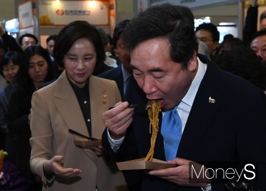 [머니S포토] 학생들이 만든 음식 맛보는 이낙연 국무총리