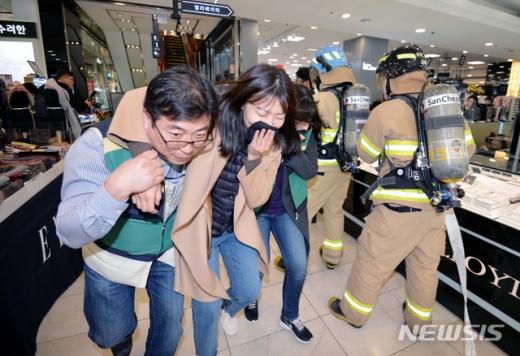 지난해 11월27일 오후 대구 중구 덕산동 동아백화점 쇼핑점에서 열린 ‘제409차 민방위의 날 전국 화재대피 훈련’에서 시민들이 화재를 피해 대피하고 있다. /사진=뉴시스