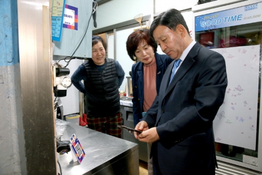허성곤 김해시장이 20일 점심시간 직원들과 동상동전통시장을 찾아 식사대금을 제로페이로 결제했다./사진제공=김해시