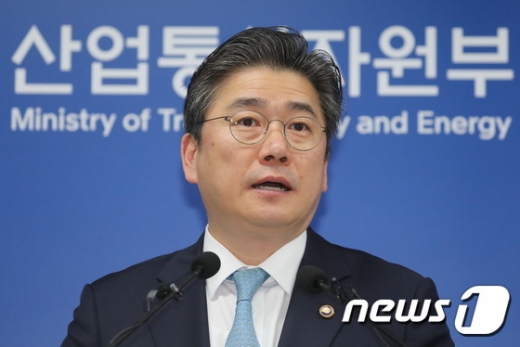정승일 산업통상자원부 차관이 20일 정부세종청사 산자부 기자실에서 포항지진과 지열발전의 연관성에 관한 조사 연구결과 발표와 관련된 산자부의 입장을 발표하고 있다. /사진=뉴스1