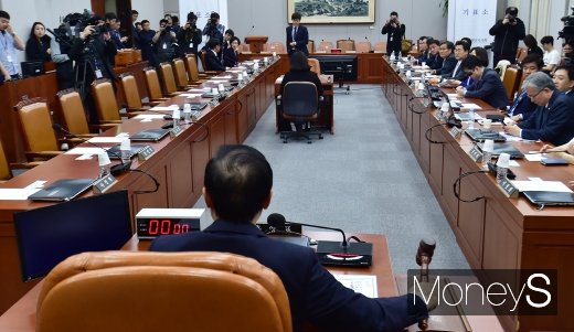 [머니S포토] 국회 운영위 회의, 한국당 불참 속 개회 알려