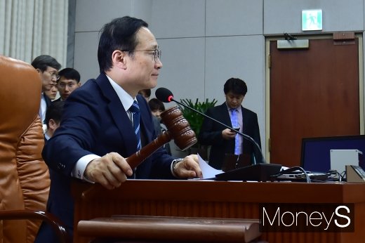 [머니S포토] 국회 운영위 회의 개회 알리는 홍영표