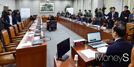 [머니S포토] 지루한 기다림 속 시간만 흐르는 운영위 회의