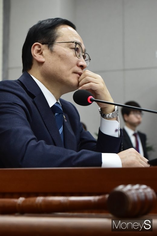 [머니S포토] 늦어지는 국회 운영위 회의, 고심하는 홍영표
