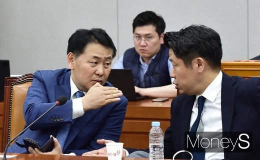 [머니S포토] 귀엣말 나누는 김관영-유의동