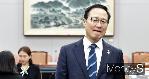 [머니S포토] 국회 운영위 회의, 한국당 기다리는 홍영표