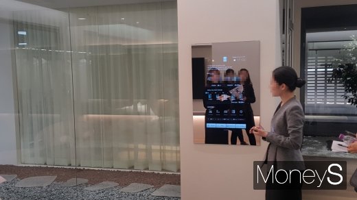 삼성물산의 홈 IoT 시스템 시연 모습. /사진=김창성 기자