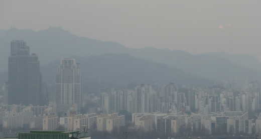 미세먼지로 뿌옇게 흐린 서울시내 한 아파트 밀집 지역. /사진=뉴시스 이영환 기자