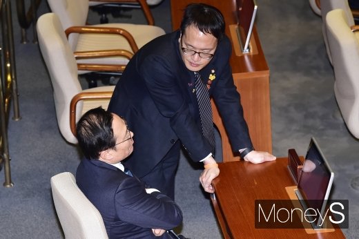 [머니S포토] 의견 나누는 홍영표-박주민