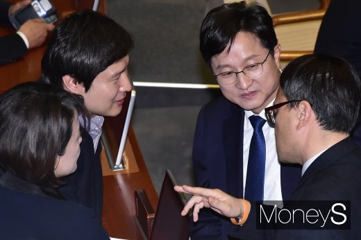 [머니S포토] 대정부질문 2일차, 의견 나누는 강병원-박주민