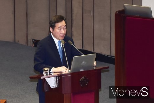 [머니S포토] 대정부 질문 답변하는 이낙연 총리
