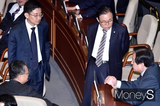 [머니S포토] 대정부질문 2일차,  의견 나누는 김무성