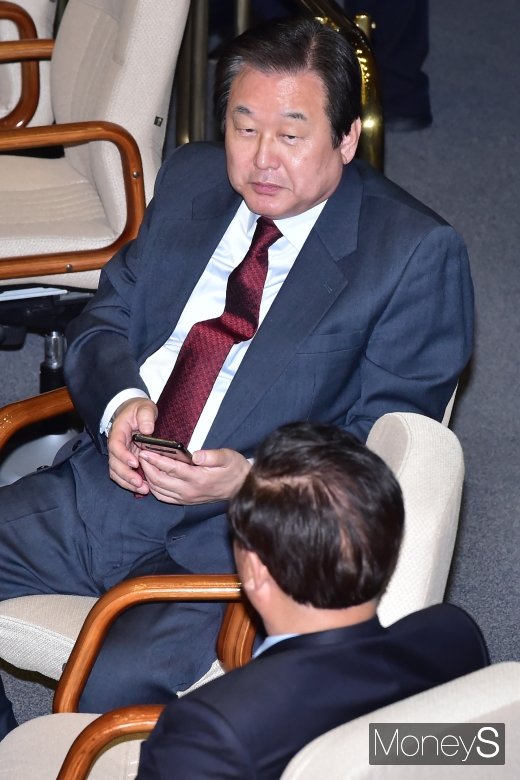 [머니S포토] 대화 나누는 김무성