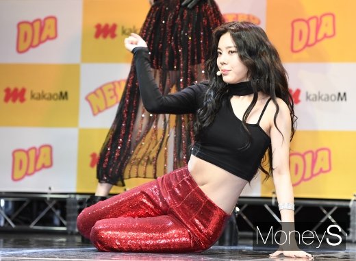[머니S포토] 다이아 은채 '눕방 댄스'