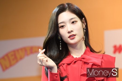 [머니S포토] 다이아 정채연 '미모 만큼 예쁜 하트'