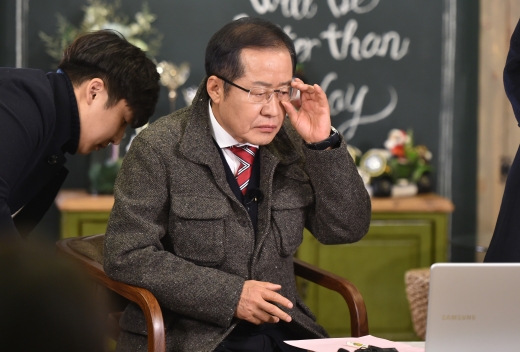 홍카콜라 방송을 준비하는 홍준표 자유한국당 전 대표/사진=뉴시스