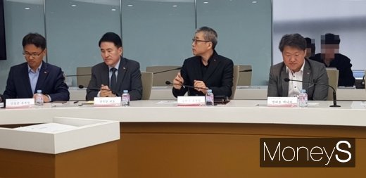 왼쪽부터 신양균 SK스토아 지원본부장, 윤석암 SK스토아 대표, 김판수 SK스토아 커머스본부장, 명태호 TV앱 및 모바일TF 매니저. /사진=채성오 기자