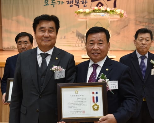 신득상 의장 수상모습/사진제공=강화군의회
