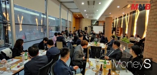 / 신입생 환영회 모습. SY프랜차이즈 김성윤 대표 인사말 (사진=강동완기자) @머니S MNB, 식품 외식 유통 · 프랜차이즈 가맹 & 유망 창업 아이템의 모든 것