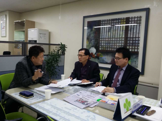 경기도의회 부천상담소, 최갑철 의원이 부천시 장애인복지과 관계자와 부천시 장애인회관으로 사용 중인 경기도 소유 건물의 양여 추진을 위해 논의를 진행했다. / 사진제공=경기도의회