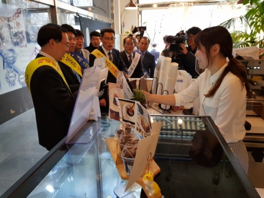 지난 20일 문승욱 경상남도 경제부지사와 박준호 도의원, 임진태 경남소상공인연합회장이 김해시 내외동 상가에서 열리는 결제 시연행사에 참여하고 거리 홍보에도 나섰다./사진제공=경남도 @머니S MNB, 식품 외식 유통 · 프랜차이즈 가맹 & 유망 창업 아이템의 모든 것