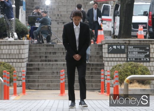 [머니S포토] '성관계 몰카' 정준영, 영장실질심사 1시간 일찍 출석