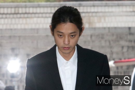 [머니S포토] '성관계 몰카' 정준영, 법원 출석