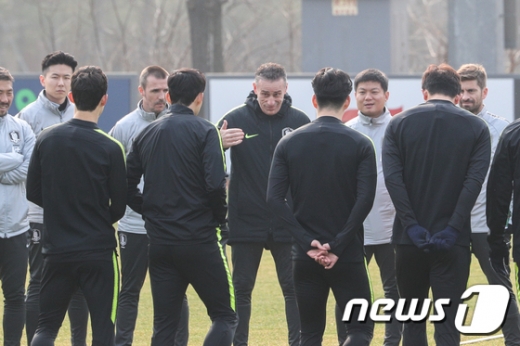 볼리비아와 평가전을 앞두고 있는 파울루 벤투 감독과 한국 축구 대표팀 선수진. /사진=뉴스1