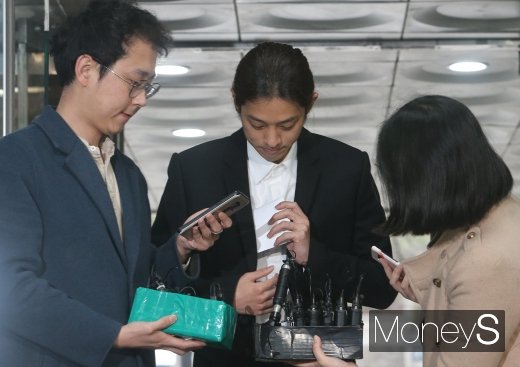 [머니S포토] 미리 준비한 사과문 꺼내는 정준영