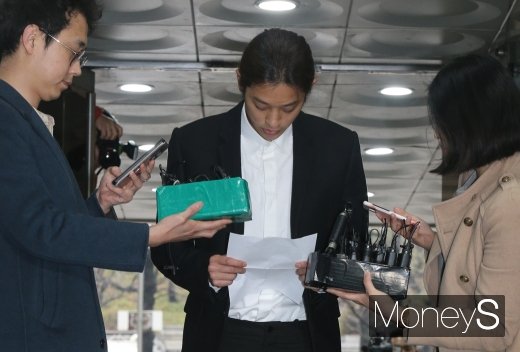 [머니S포토] 사과문 읽는 정준영 