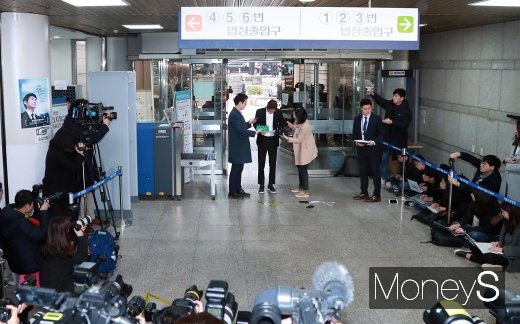[머니S포토] 고개 들지 못하는 정준영