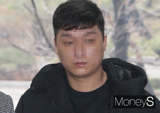 [머니S포토] 고객폭행 혐의 윤모씨 영장실질심사 출석