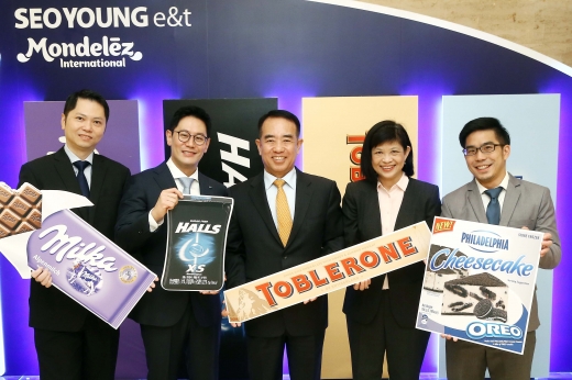 21일 쉐라톤 서울 팔래스 강남 호텔에서 진행된 ‘서영이앤티 몬델리즈 사업발표회’에서서영이앤티와 몬델리즈 관계자들이 포토월 앞에서 주요 제품 대형 판넬을 들고 포즈를 취하고 있다. (사진은 왼쪽부터 몬델리즈 아시아 총괄 매니저 콜린 팡, 서영이앤티 허재균 상무, 서영이앤티 이인우 사장, 몬델리즈 아시아 지사장 카렌 푼, 몬델리즈 아시아 담당자 벤자민 림) @머니S MNB, 식품 외식 유통 · 프랜차이즈 가맹 & 유망 창업 아이템의 모든 것