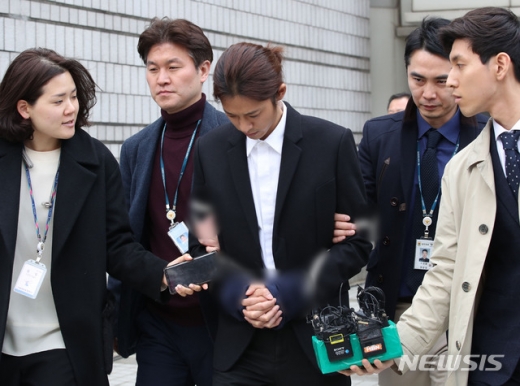 성폭력범죄의 처벌 등에 관한 특례법 위반(카메라 등 이용 촬영) 혐의를 받고 있는 가수 정준영이 21일 서울 서초구 서울중앙지방법원에서 영장실질심사를 마친 후 법원을 나서고 있다. /사진=뉴시스