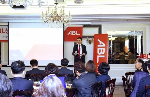 순레이 ABL생명 사장이 지난 20일 열린 경남지역 ‘ABL 영업현장 로드쇼’ 행사에서 회사 비전을 발표하고 있다. / 사진=ABL생명