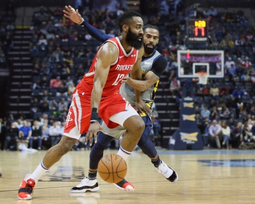 21일(한국시간) 미국 테네시 주 멤피스 페덱스 포럼에서 열린 2018-2019시즌 NBA 정규리그 멤피스 그리즐리스 원정경기서 57득점을 터뜨린 휴스턴 로케츠의 가드 제임스 하든(오른쪽). /사진=로이터