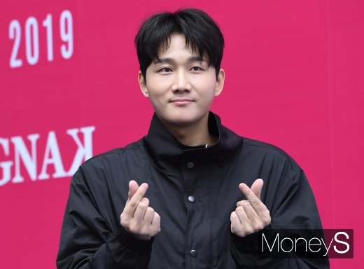 [머니S포토] 이용진 '예비신부에게 보내는 하트'