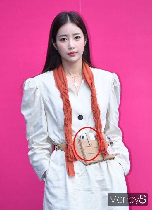 [머니S포토] 기은세 '벨트 휴대폰 케이스'