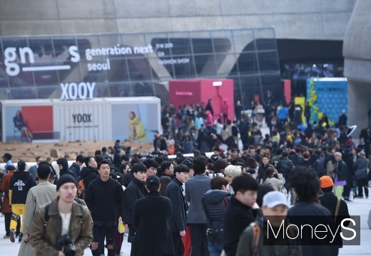 [머니S포토] '패피'로 붐비는 동대문디자인플라자