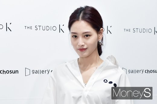 [머니S포토] 김재경, '포토월과 깔맞춤?'