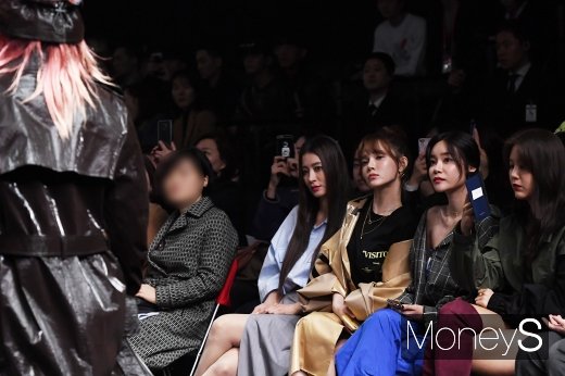 [머니S포토] 황보·지민·유나·혜정, 미녀들의 패션쇼 관람