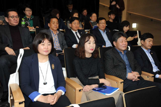 수원시의회 ‘수원특례시 추진 특별위원회’(위원장 장정희)는 21일 서울 코엑스에서 열린 행정안전부와 대통령소속 자치분권위원회 공동주최의 ‘자치분권 심포지엄’에 참석했다. / 사진제공=수원시의회